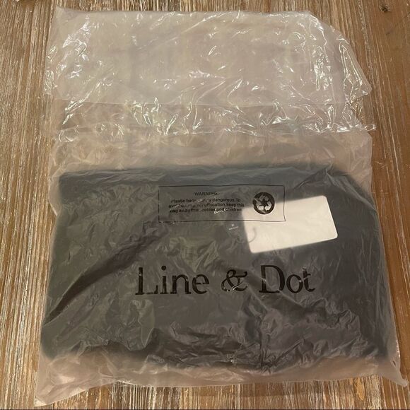 LINE & DOT
Halo Cut Out Sweater Top In Black - Picture 3 of 4